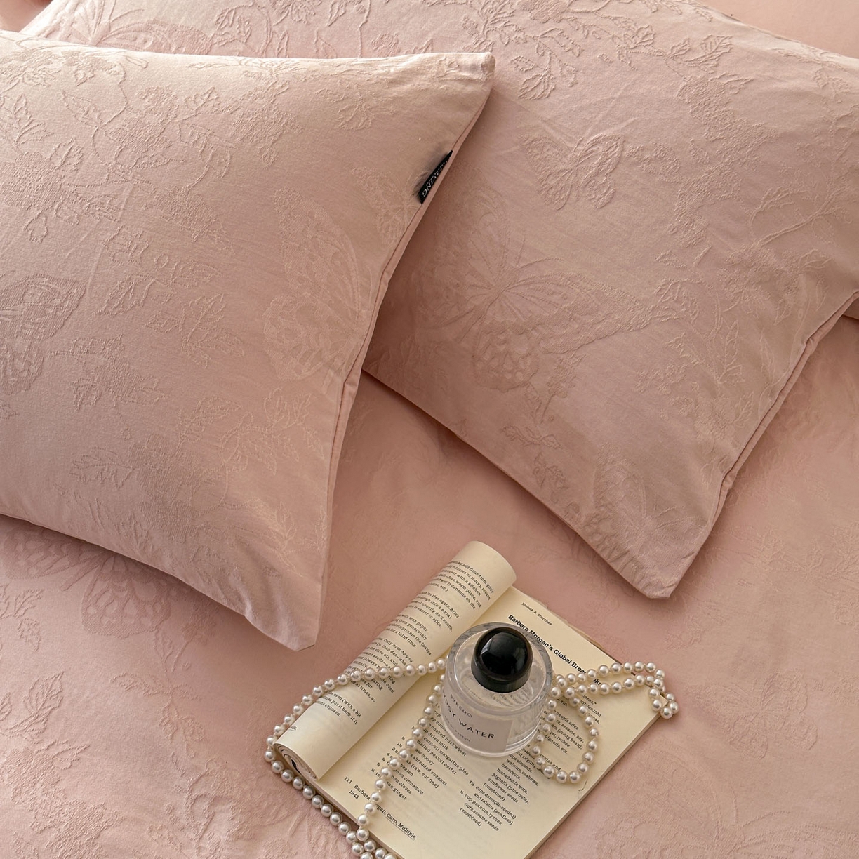 91家纺网 家纺一手货源 找家纺 宜代光年 2026新款全棉厚织大提花系列四件套 翩然-浅粉