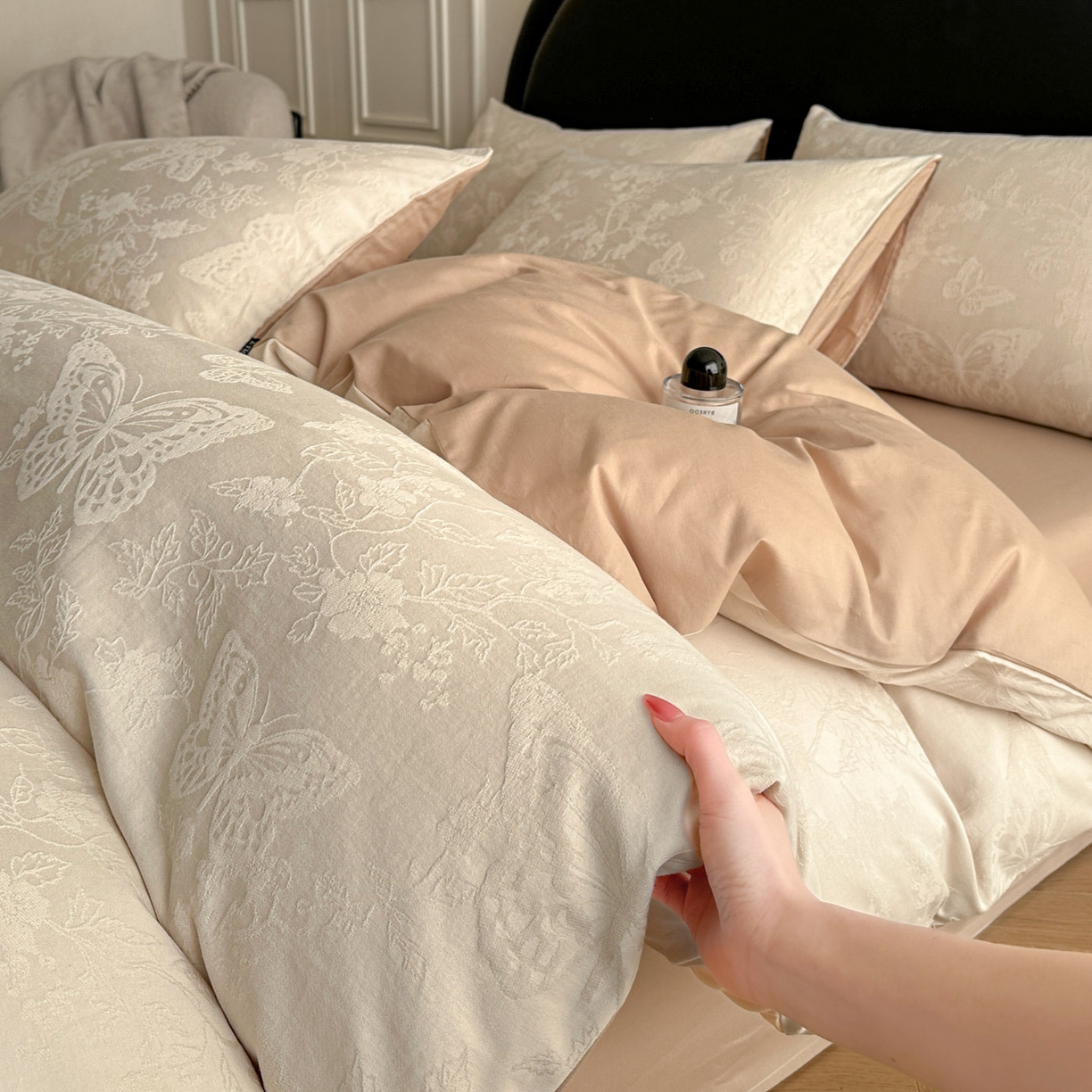 91家纺网 家纺一手货源 找家纺 宜代光年 2026新款全棉厚织大提花系列四件套 翩然-奶白