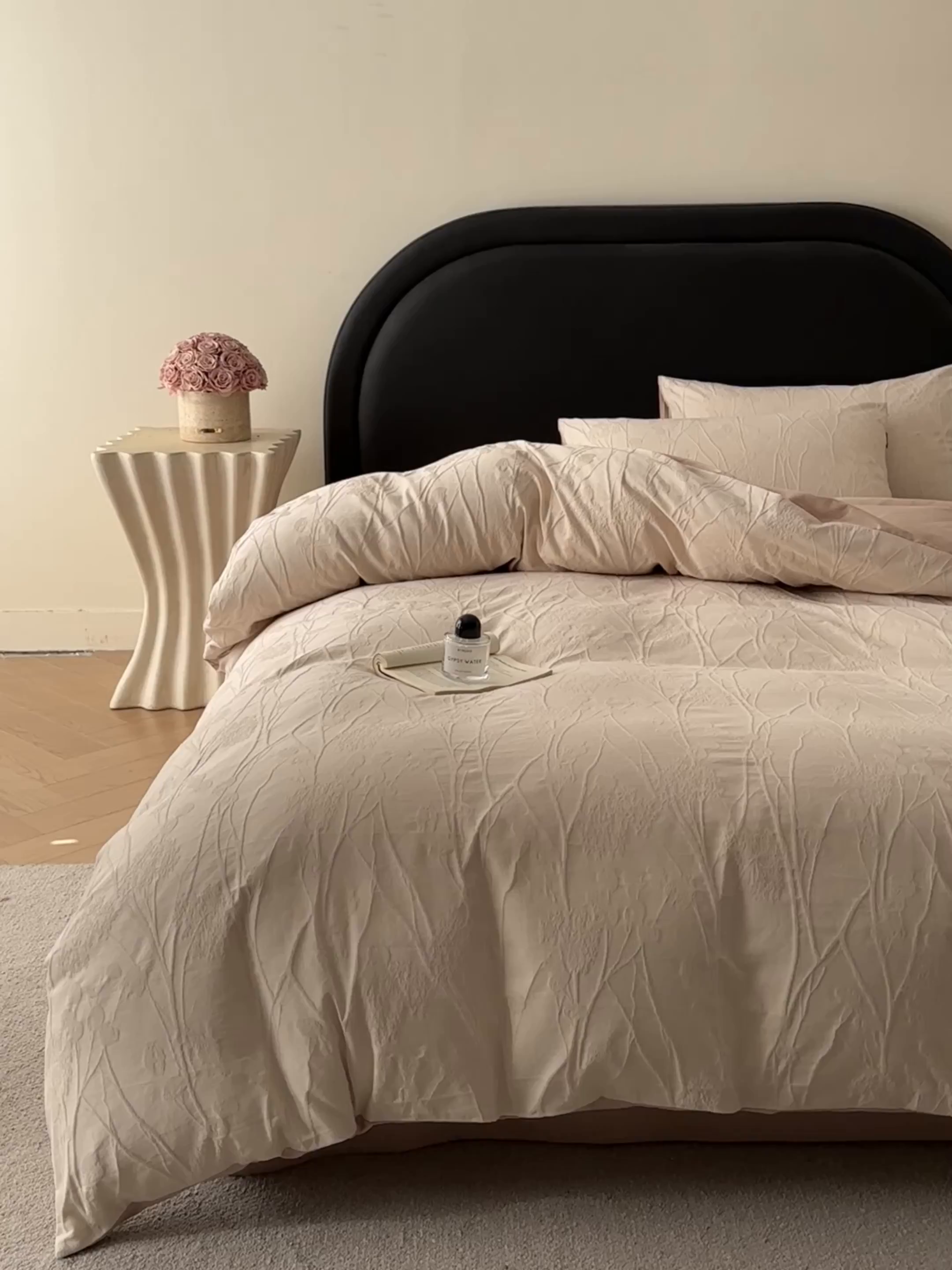 91家纺网 家纺一手货源 找家纺 宜代光年 2026新款全棉厚织大提花系列四件套 夏野尤加-奶白