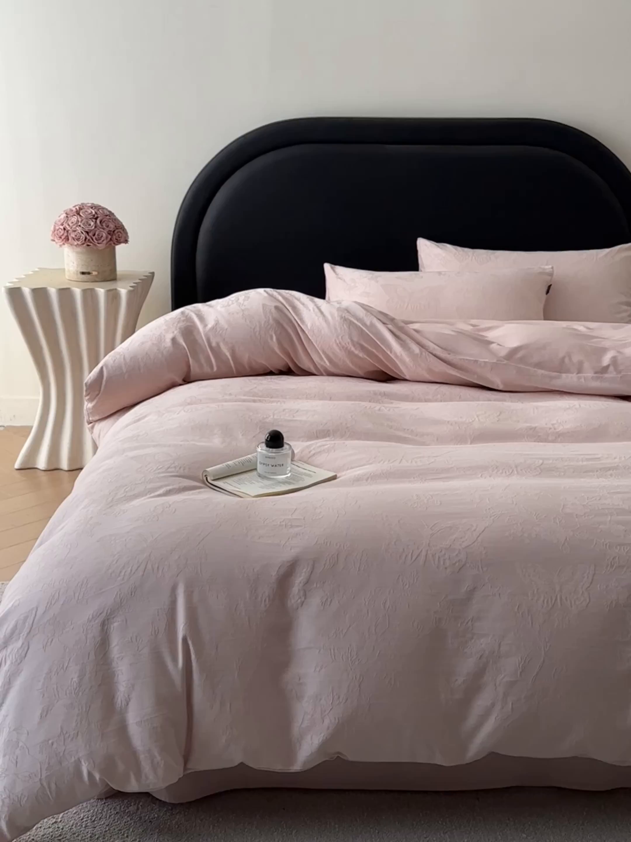 91家纺网 家纺一手货源 找家纺 宜代光年 2026新款全棉厚织大提花系列四件套 翩然-浅粉