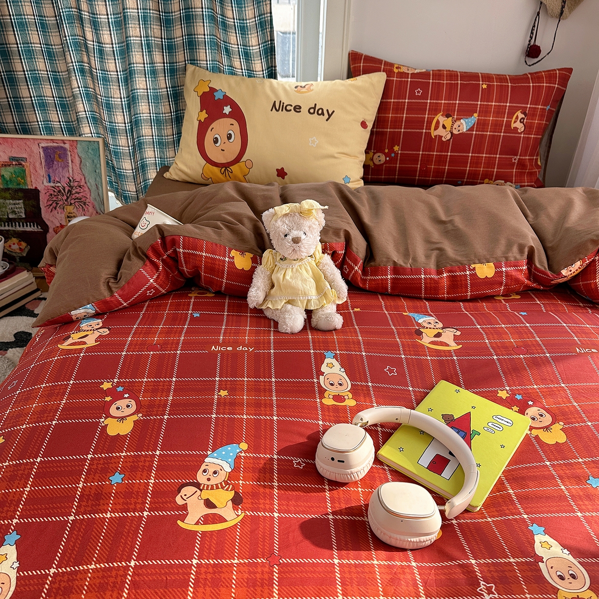 91家纺网 家纺一手货源 找家纺 桃子家居 2026新款纯棉混搭大版数码印花枕套小清新猫咪可爱系列四件套 棉混搭-红格幸运星