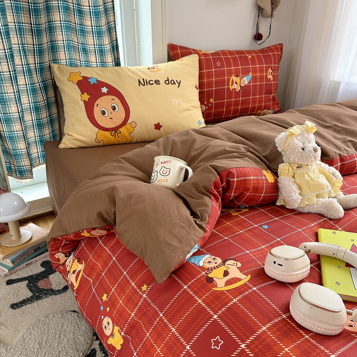 91家纺网 家纺一手货源 找家纺 桃子家居 2026新款纯棉混搭大版数码印花枕套小清新猫咪可爱系列四件套 棉混搭-红格幸运星