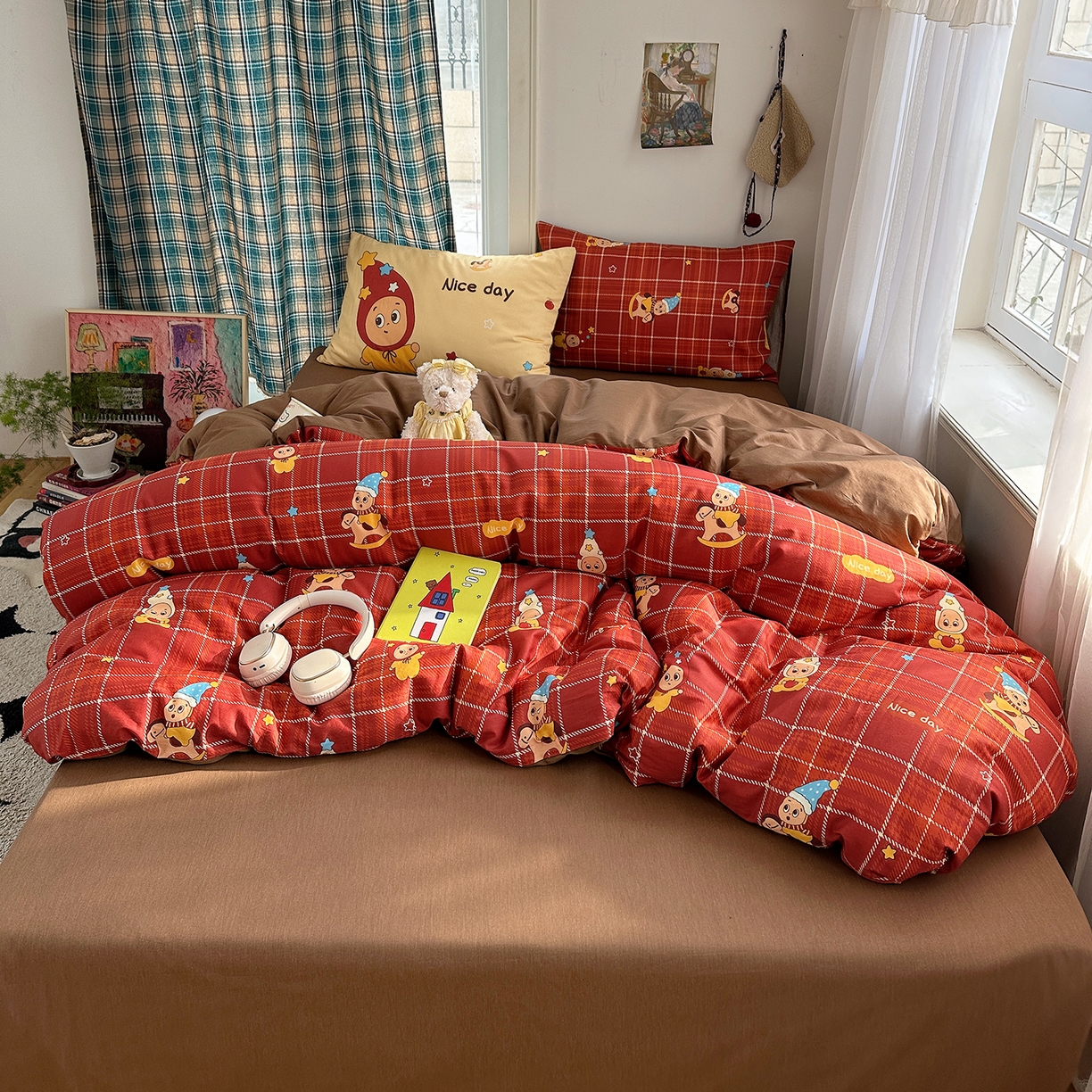 91家纺网 家纺一手货源 找家纺 桃子家居 2026新款纯棉混搭大版数码印花枕套小清新猫咪可爱系列四件套 棉混搭-红格幸运星