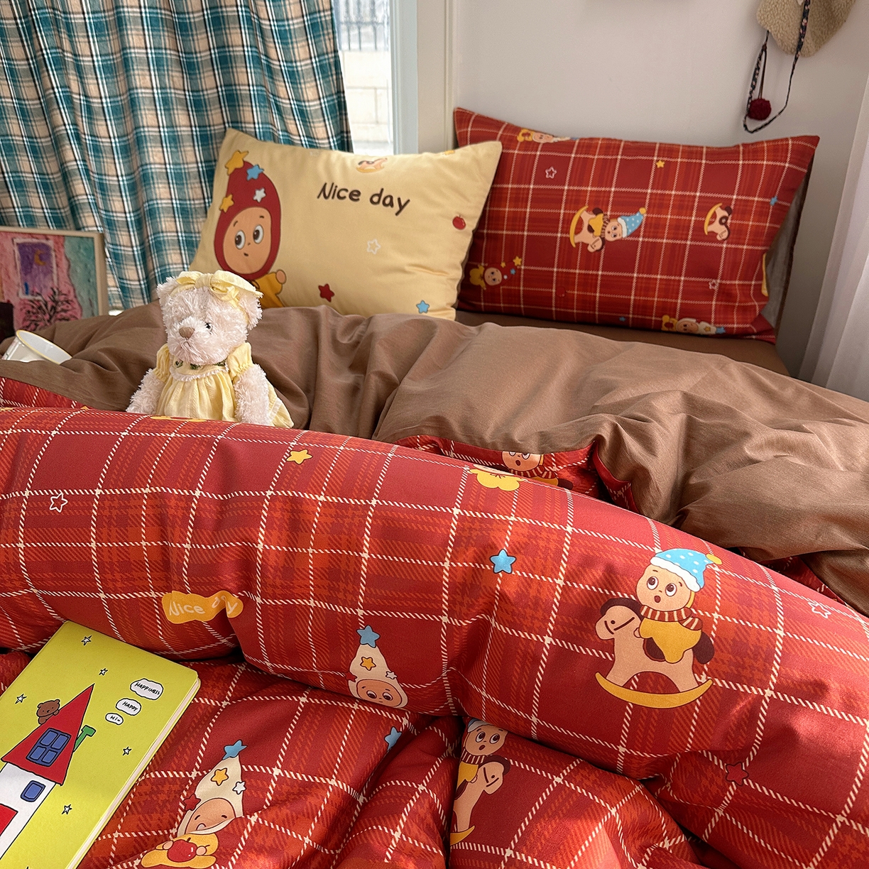 91家纺网 家纺一手货源 找家纺 桃子家居 2026新款纯棉混搭大版数码印花枕套小清新猫咪可爱系列四件套 棉混搭-红格幸运星