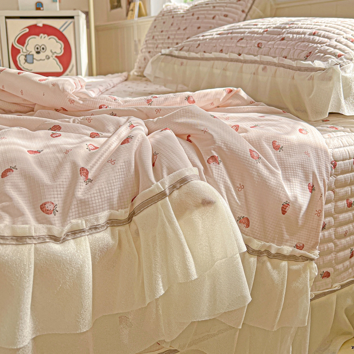 91家纺网 家纺一手货源 找家纺 富米莱（原臻工厂） 2026新款高奢维密花边冰肤格凉感夏凉被床盖夏被空调被四件套 夏被床盖-草莓甜甜