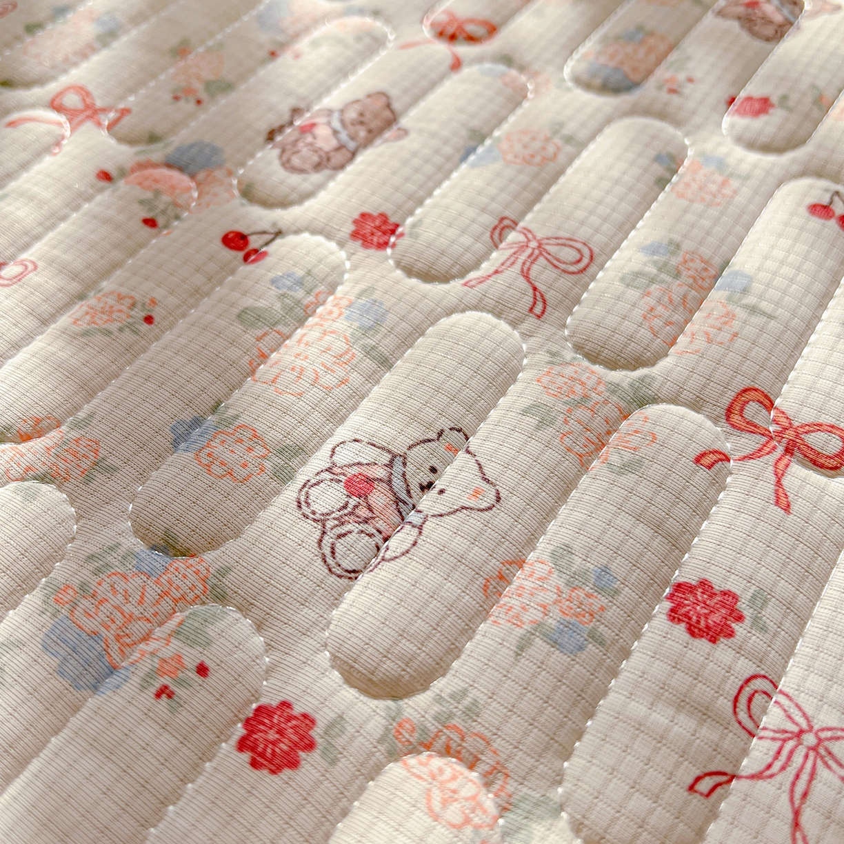 91家纺网 家纺一手货源 找家纺 富米莱（原臻工厂） 2026新款高奢维密花边冰肤格凉感夏凉被床盖夏被空调被四件套 夏被床盖-粉结小熊