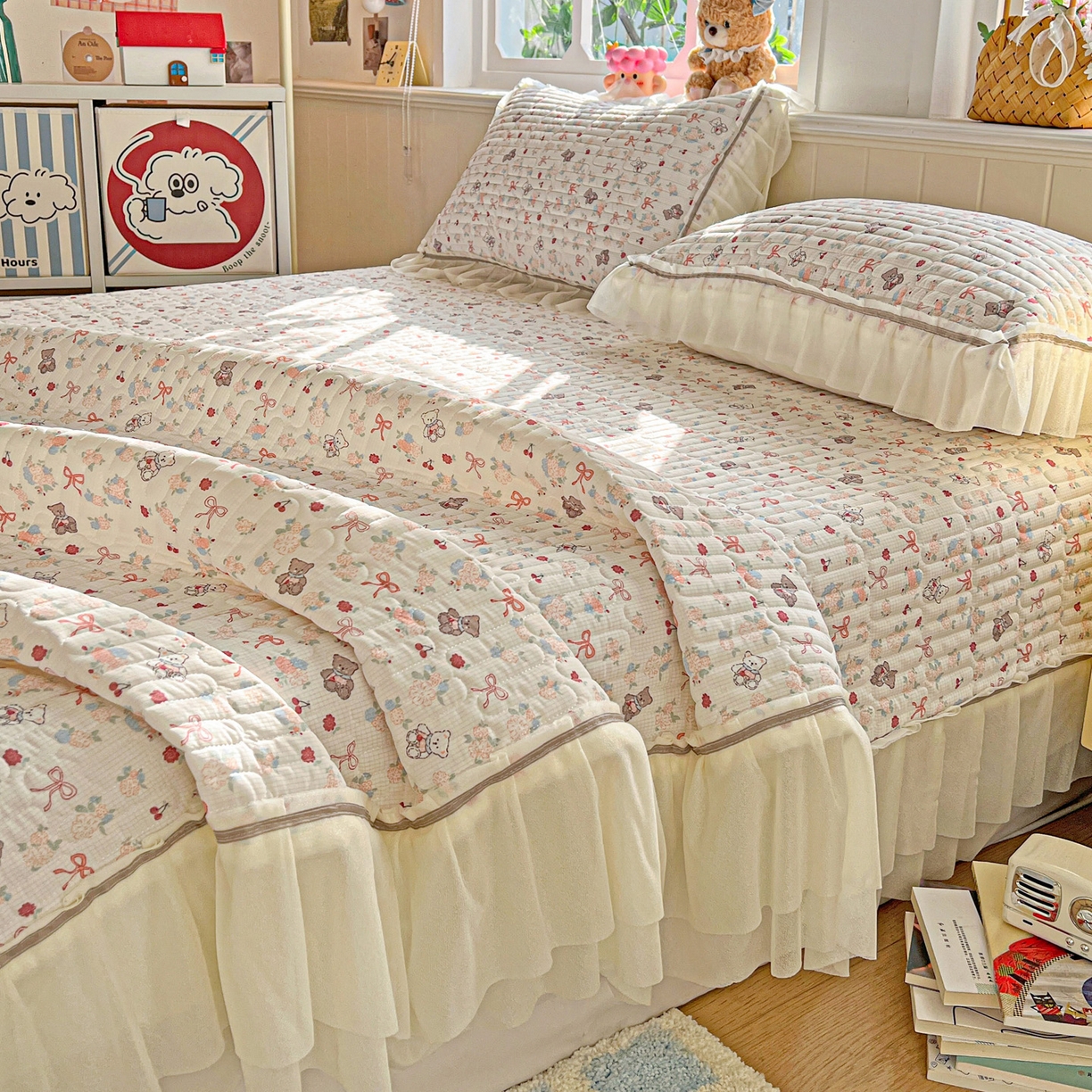 91家纺网 家纺一手货源 找家纺 富米莱（原臻工厂） 2026新款高奢维密花边冰肤格凉感夏凉被床盖夏被空调被四件套 夏被床盖-粉结小熊