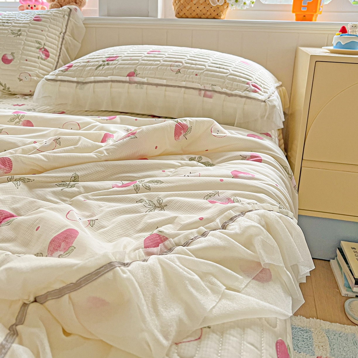 91家纺网 家纺一手货源 找家纺 富米莱（原臻工厂） 2026新款高奢维密花边冰肤格凉感夏凉被床盖夏被空调被四件套 夏被床盖-桃桃奶英