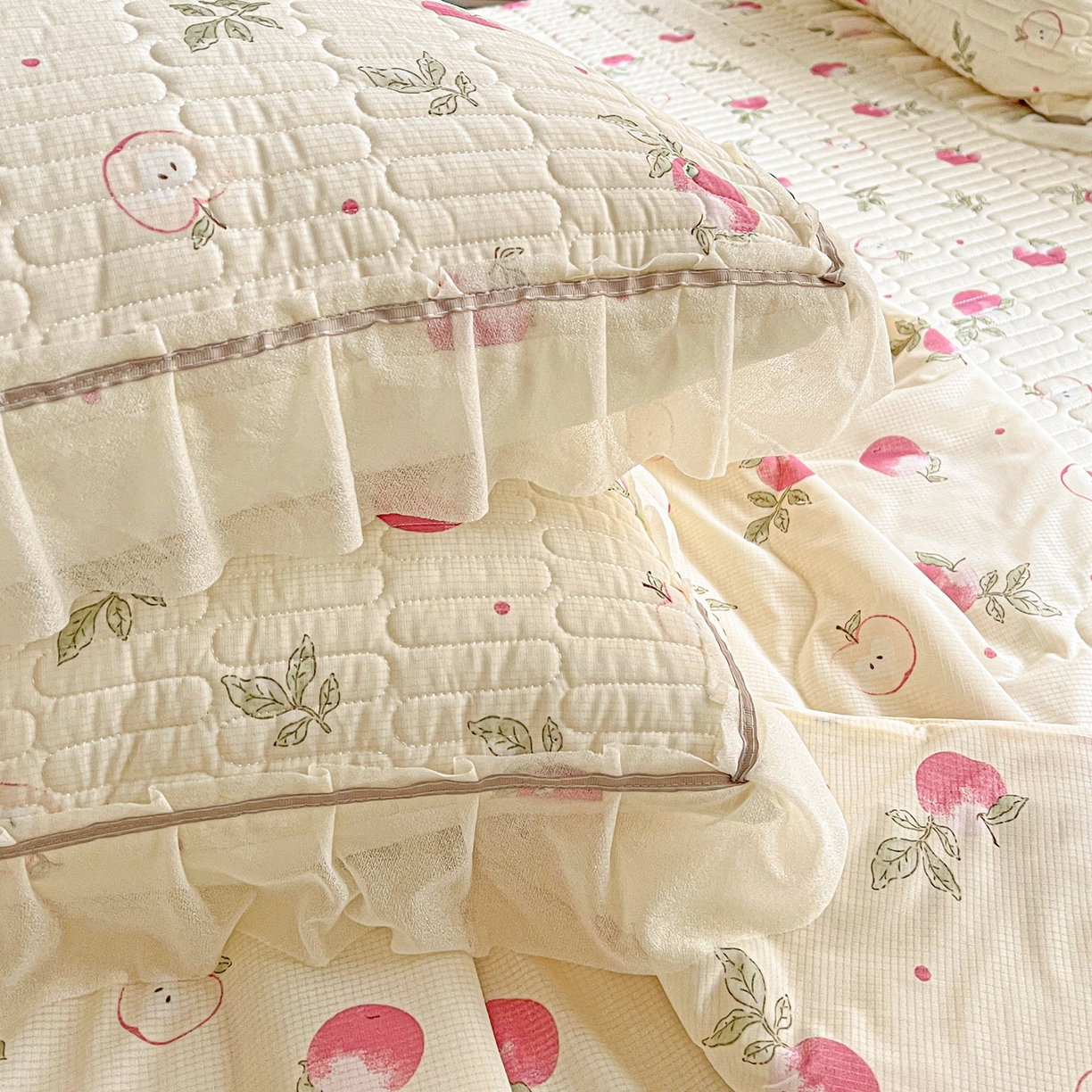 91家纺网 家纺一手货源 找家纺 富米莱（原臻工厂） 2026新款高奢维密花边冰肤格凉感夏凉被床盖夏被空调被四件套 夏被床盖-桃桃奶英