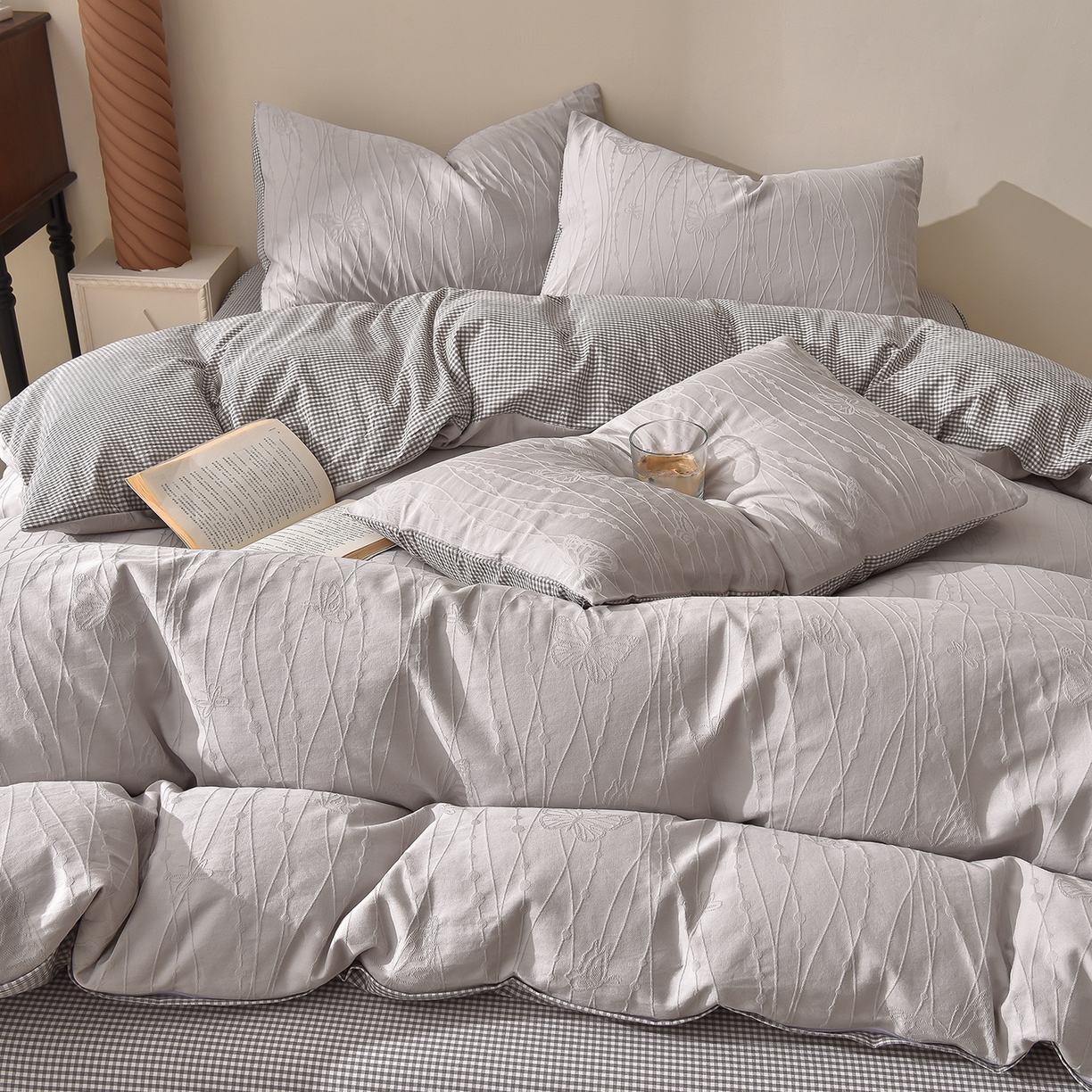 91家纺网 家纺一手货源 找家纺 炫拼家纺 2026新款A类60支水洗棉立体浮雕提花全棉四件套-幻蝶系列 幻蝶-星空灰