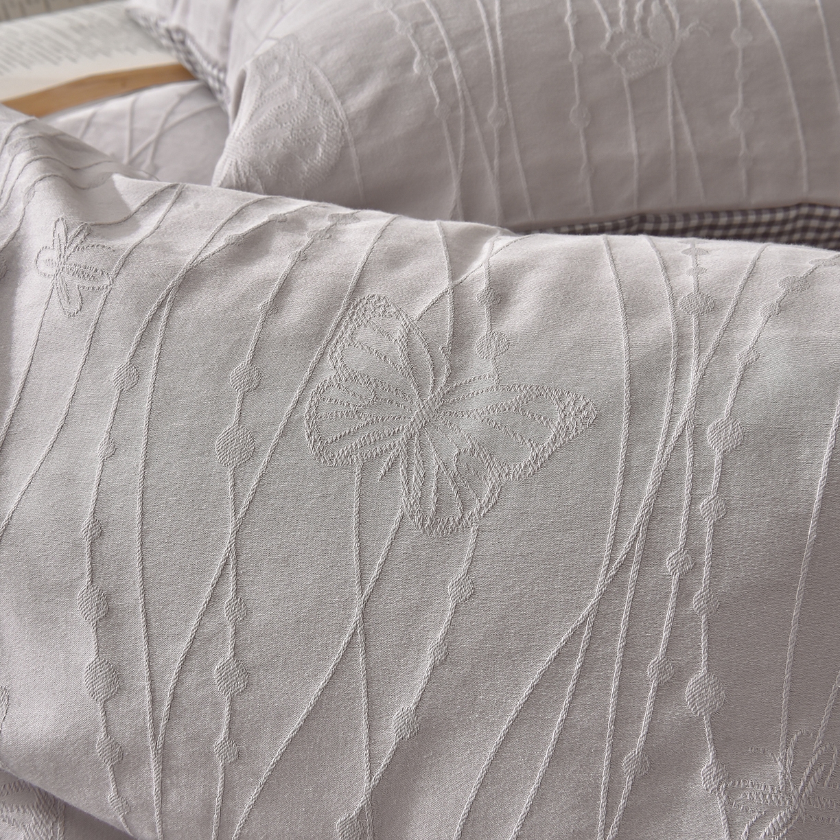 91家纺网 家纺一手货源 找家纺 炫拼家纺 2026新款A类60支水洗棉立体浮雕提花全棉四件套-幻蝶系列 幻蝶-星空灰