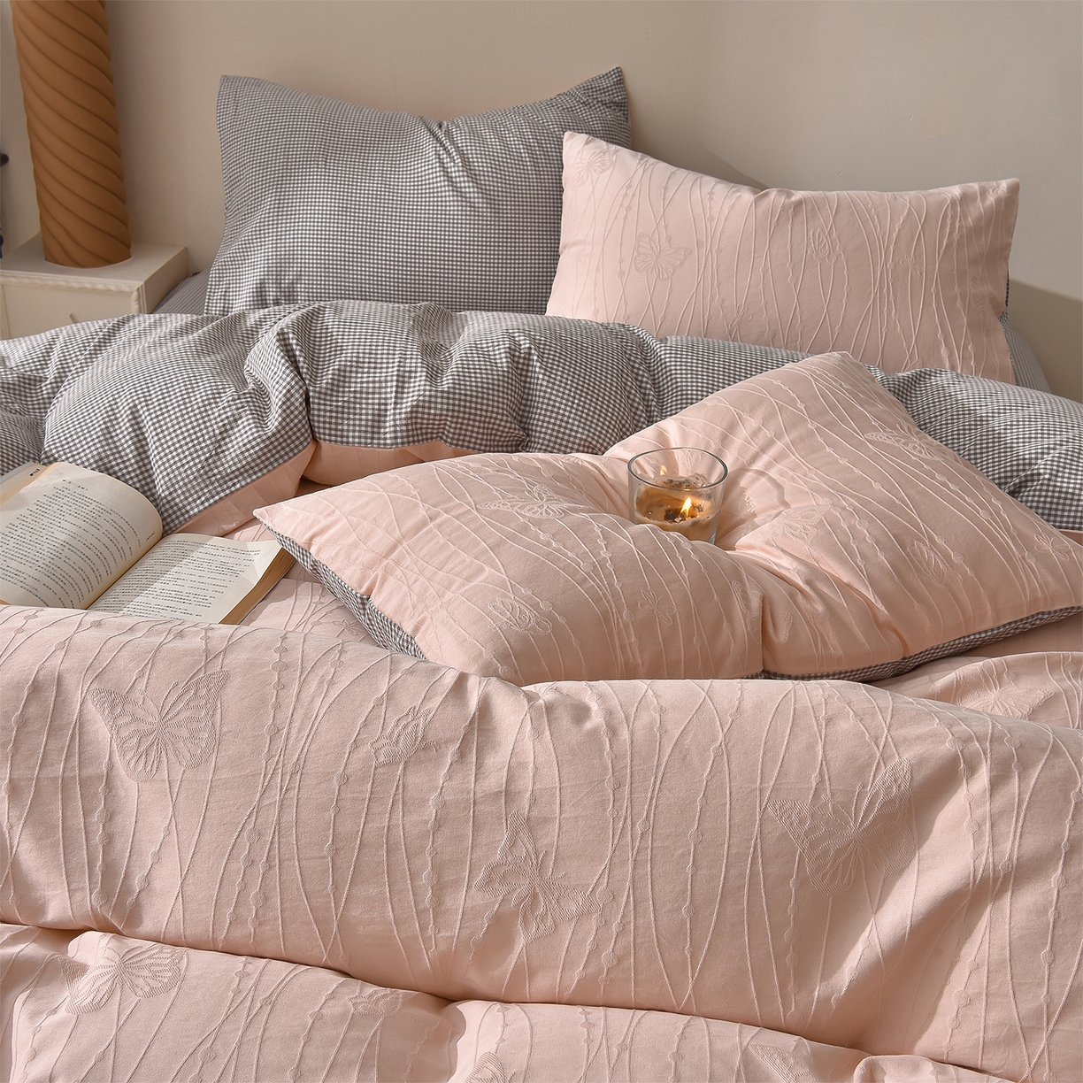 91家纺网 家纺一手货源 找家纺 炫拼家纺 2026新款A类60支水洗棉立体浮雕提花全棉四件套-幻蝶系列 幻蝶-浪漫粉