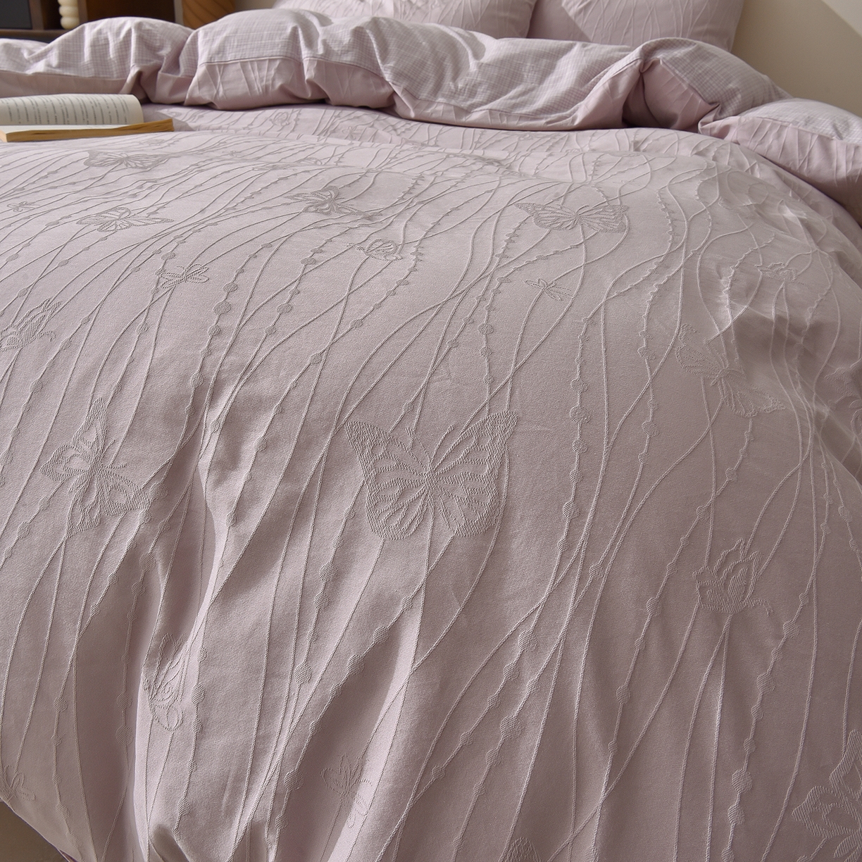 91家纺网 家纺一手货源 找家纺 炫拼家纺 2026新款A类60支水洗棉立体浮雕提花全棉四件套-幻蝶系列 幻蝶-梦幻紫