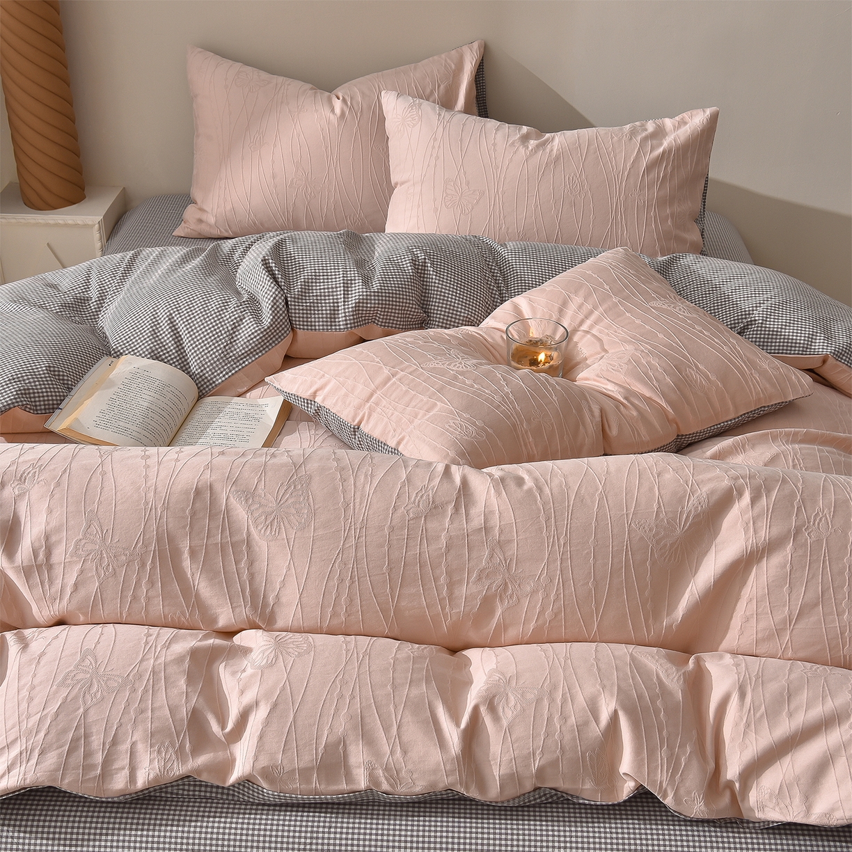 91家纺网 家纺一手货源 找家纺 炫拼家纺 2026新款A类60支水洗棉立体浮雕提花全棉四件套-幻蝶系列 幻蝶-浪漫粉