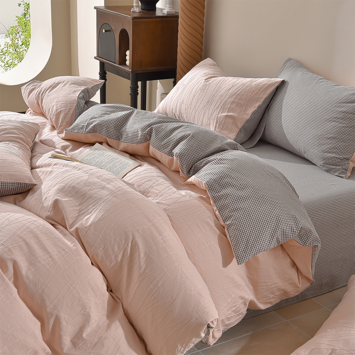 91家纺网 家纺一手货源 找家纺 炫拼家纺 2026新款A类60支水洗棉立体浮雕提花全棉四件套-幻蝶系列 幻蝶-浪漫粉