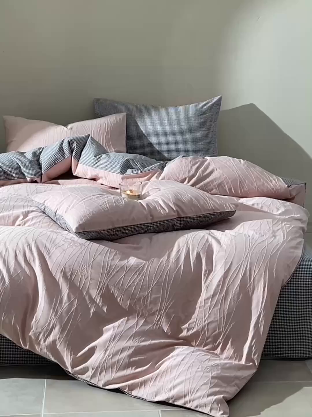 91家纺网 家纺一手货源 找家纺 炫拼家纺 2026新款A类60支水洗棉立体浮雕提花全棉四件套-幻蝶系列 幻蝶-浪漫粉