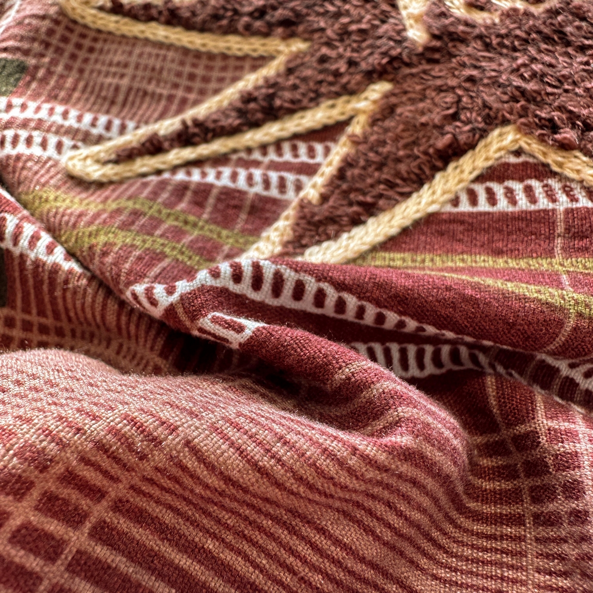 91家纺网 家纺一手货源 找家纺 花伞家居 2026新款老钱学院风毛巾绣双层纱加厚四件套 苏格兰红格-露丝