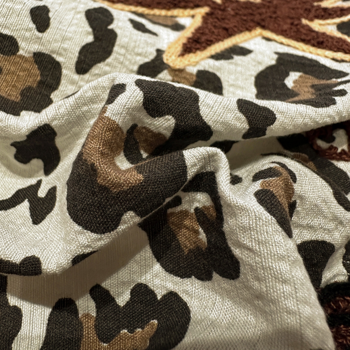 91家纺网 家纺一手货源 找家纺 花伞家居 2026新款老钱学院风毛巾绣双层纱加厚四件套 卡其豹纹-露丝