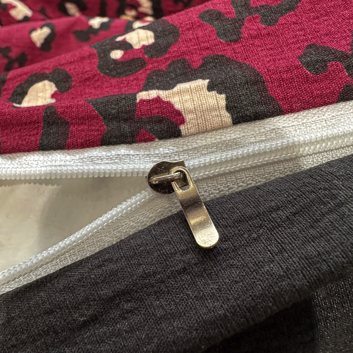 91家纺网 家纺一手货源 找家纺 花伞家居 2026新款老钱学院风毛巾绣双层纱加厚四件套 热情豹纹-露丝