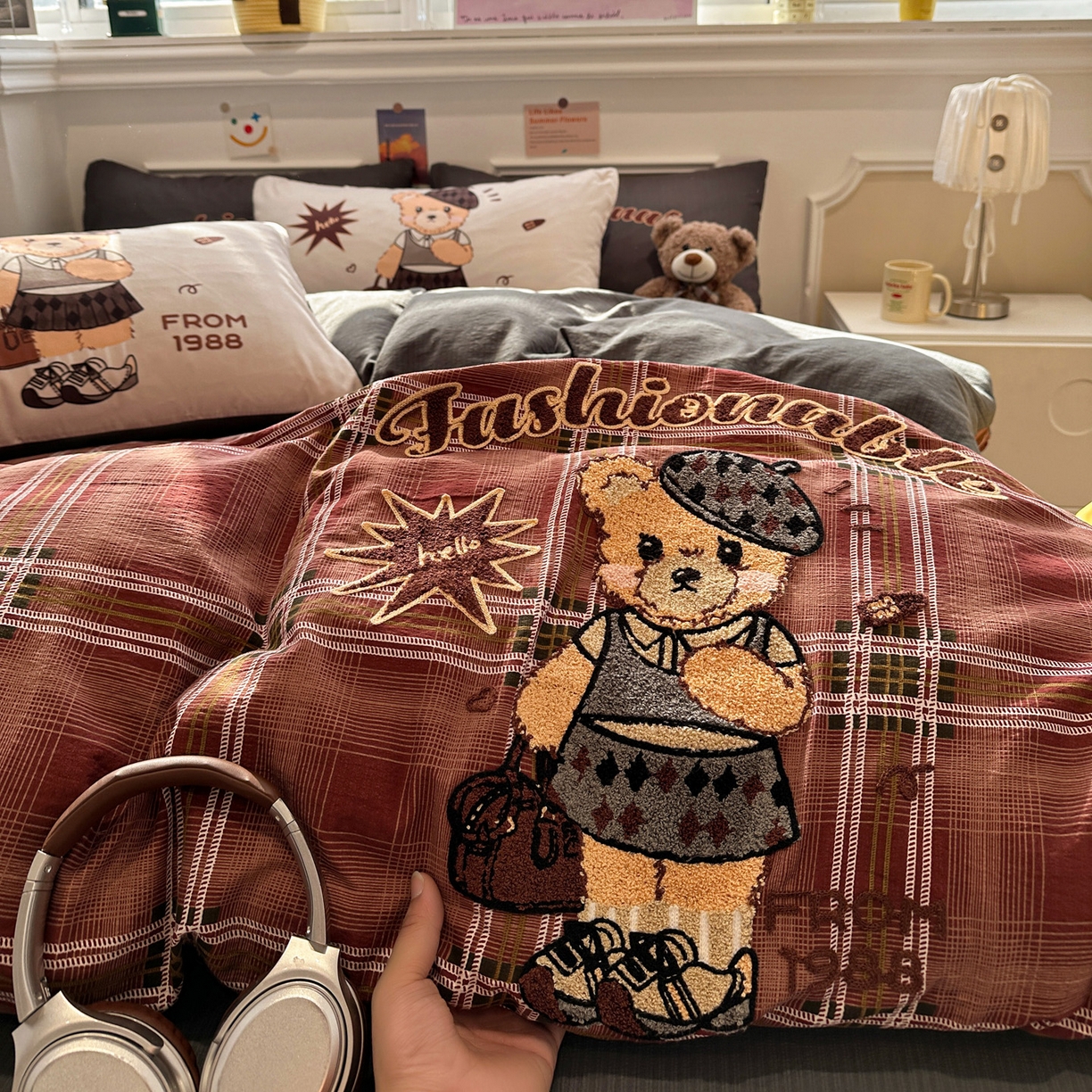 91家纺网 家纺一手货源 找家纺 花伞家居 2026新款老钱学院风毛巾绣双层纱加厚四件套 苏格兰红格-露丝