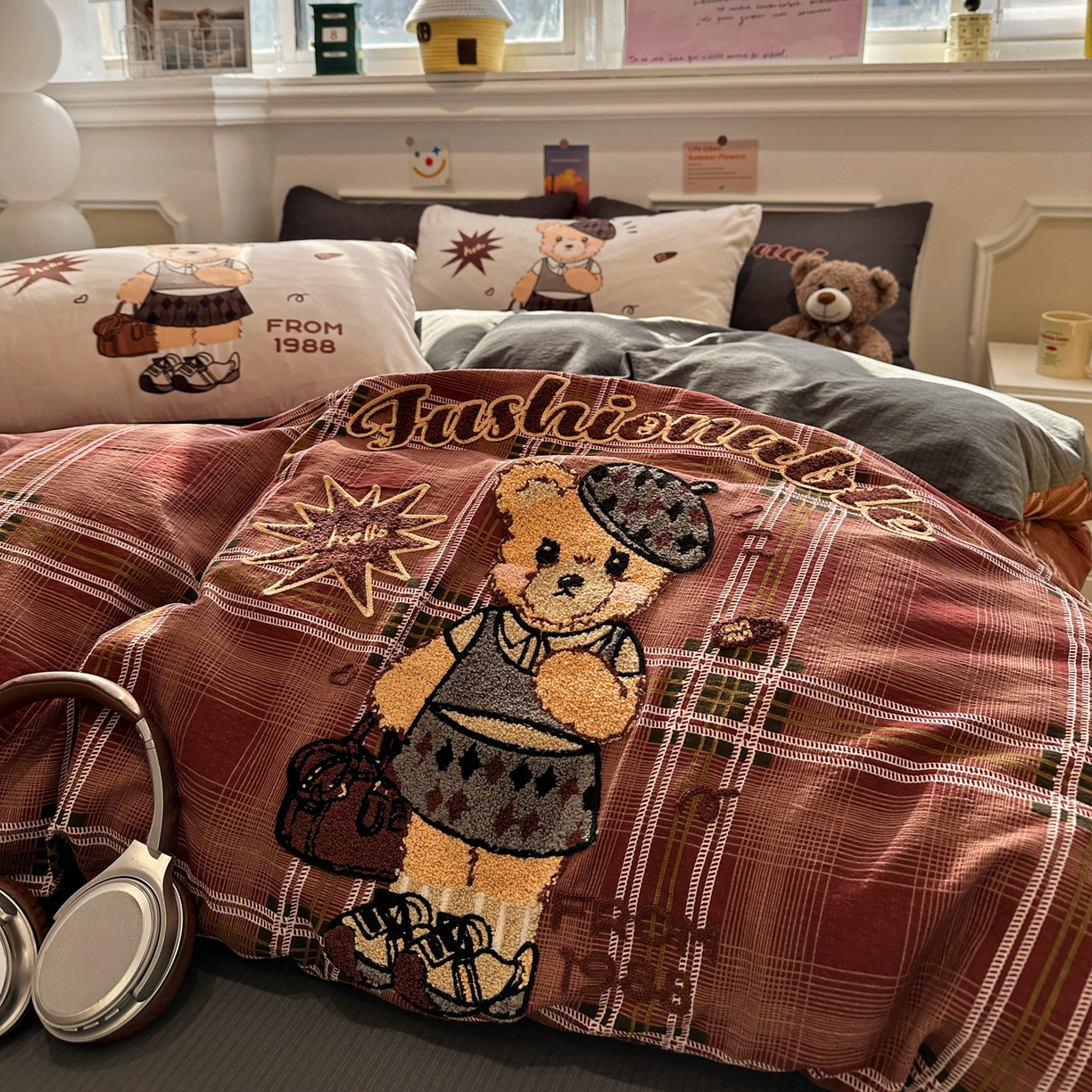 91家纺网 家纺一手货源 找家纺 花伞家居 2026新款老钱学院风毛巾绣双层纱加厚四件套 苏格兰红格-露丝