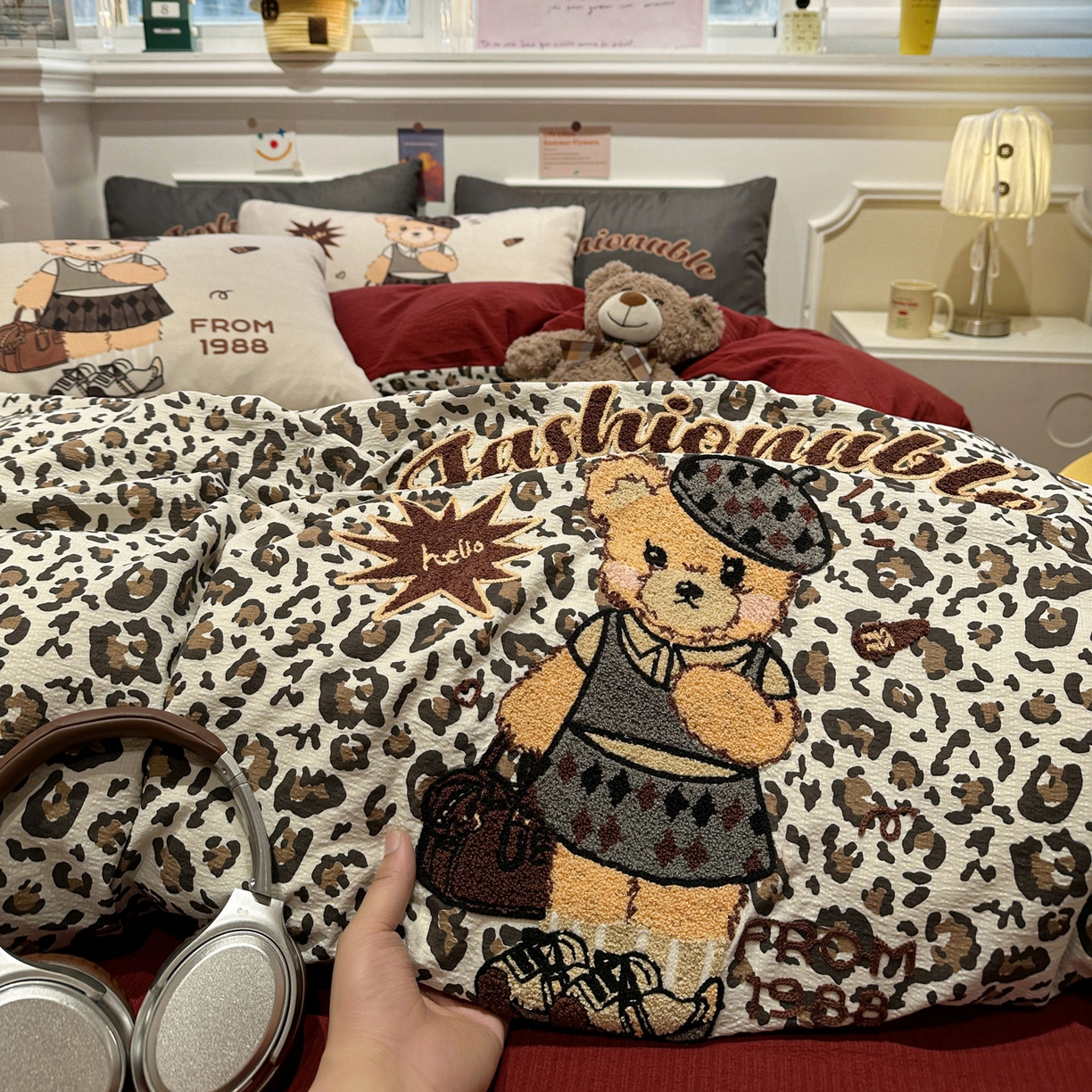 91家纺网 家纺一手货源 找家纺 花伞家居 2026新款老钱学院风毛巾绣双层纱加厚四件套 卡其豹纹-露丝