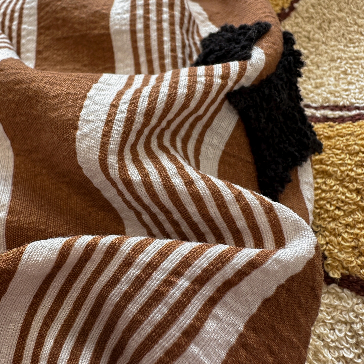 91家纺网 家纺一手货源 找家纺 花伞家居 2026新款老钱学院风毛巾绣双层纱加厚四件套 复古棕竖条-瑞特