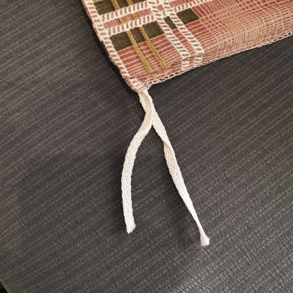 91家纺网 家纺一手货源 找家纺 花伞家居 2026新款老钱学院风毛巾绣双层纱加厚四件套 苏格兰红格-露丝