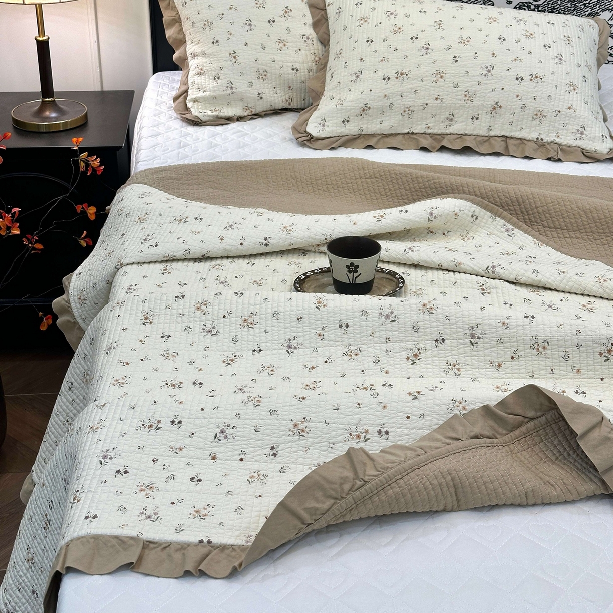 91家纺网 家纺一手货源 找家纺 床盖工厂店 2026新款小花边双面全棉填充棉花床盖三件套 风雅小筑（咖）