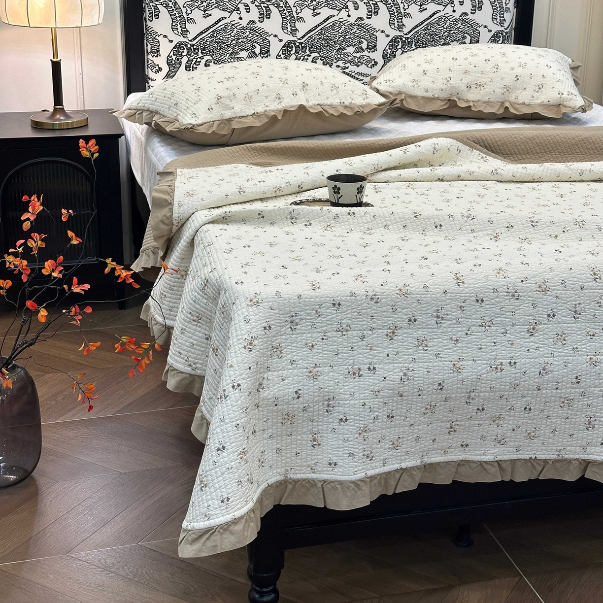 91家纺网 家纺一手货源 找家纺 床盖工厂店 2026新款小花边双面全棉填充棉花床盖三件套 风雅小筑（咖）