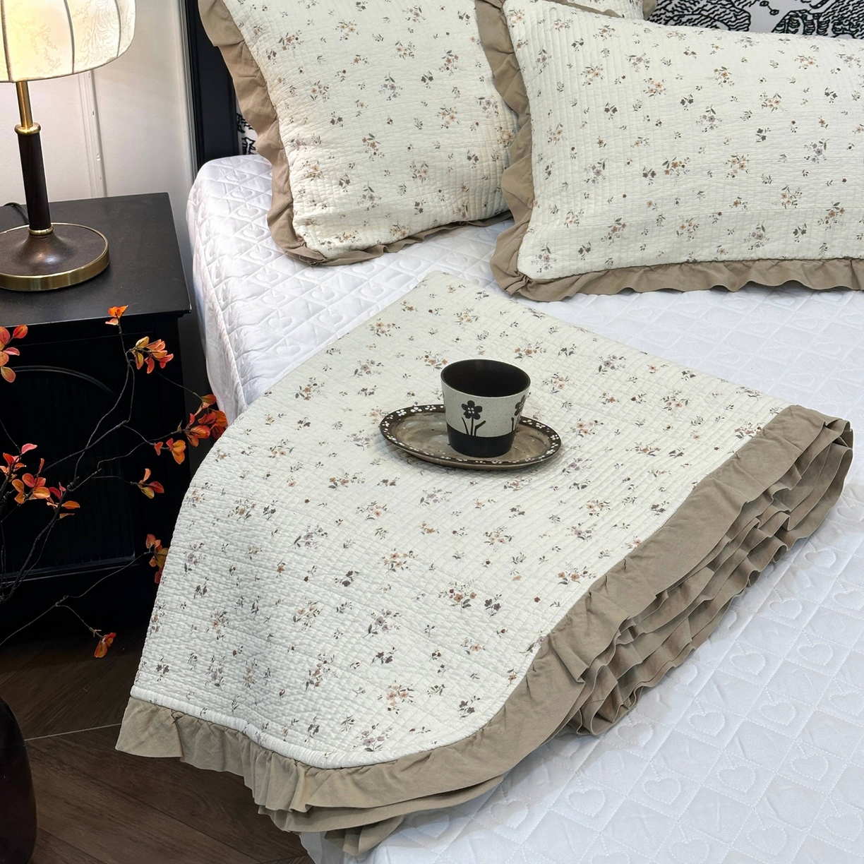 91家纺网 家纺一手货源 找家纺 床盖工厂店 2026新款小花边双面全棉填充棉花床盖三件套 风雅小筑（咖）