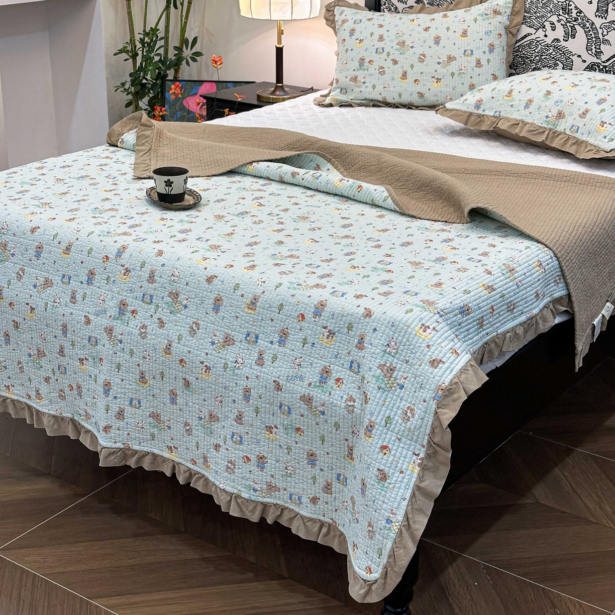 床盖工厂店 2026新款小花边双面全棉填充棉花床盖三件套 柯基小镇