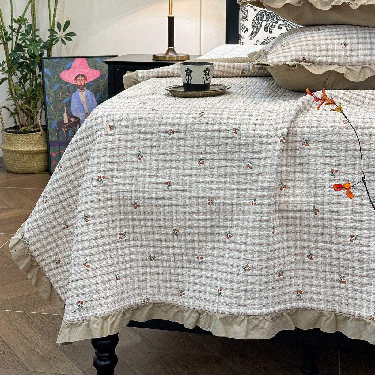 91家纺网 家纺一手货源 找家纺 床盖工厂店 2026新款小花边双面全棉填充棉花床盖三件套 纽约樱桃（咖）