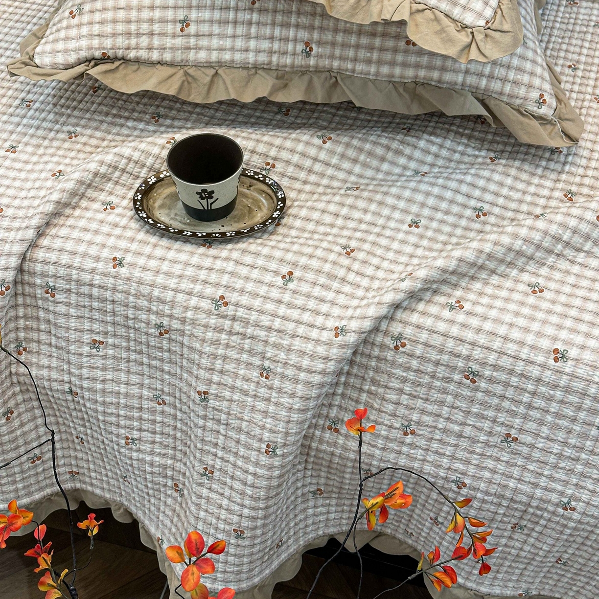 91家纺网 家纺一手货源 找家纺 床盖工厂店 2026新款小花边双面全棉填充棉花床盖三件套 纽约樱桃（咖）