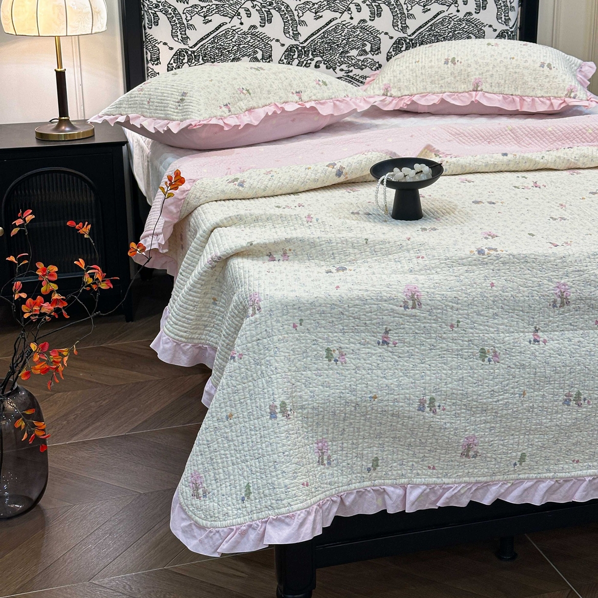 91家纺网 家纺一手货源 找家纺 床盖工厂店 2026新款小花边双面全棉填充棉花床盖三件套 花园梦梦