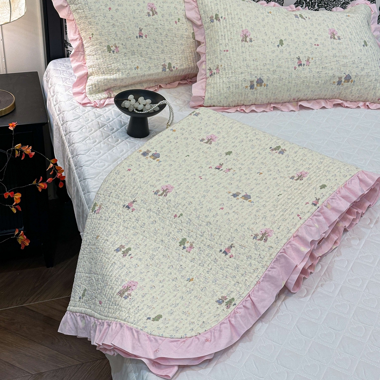 91家纺网 家纺一手货源 找家纺 床盖工厂店 2026新款小花边双面全棉填充棉花床盖三件套 花园梦梦