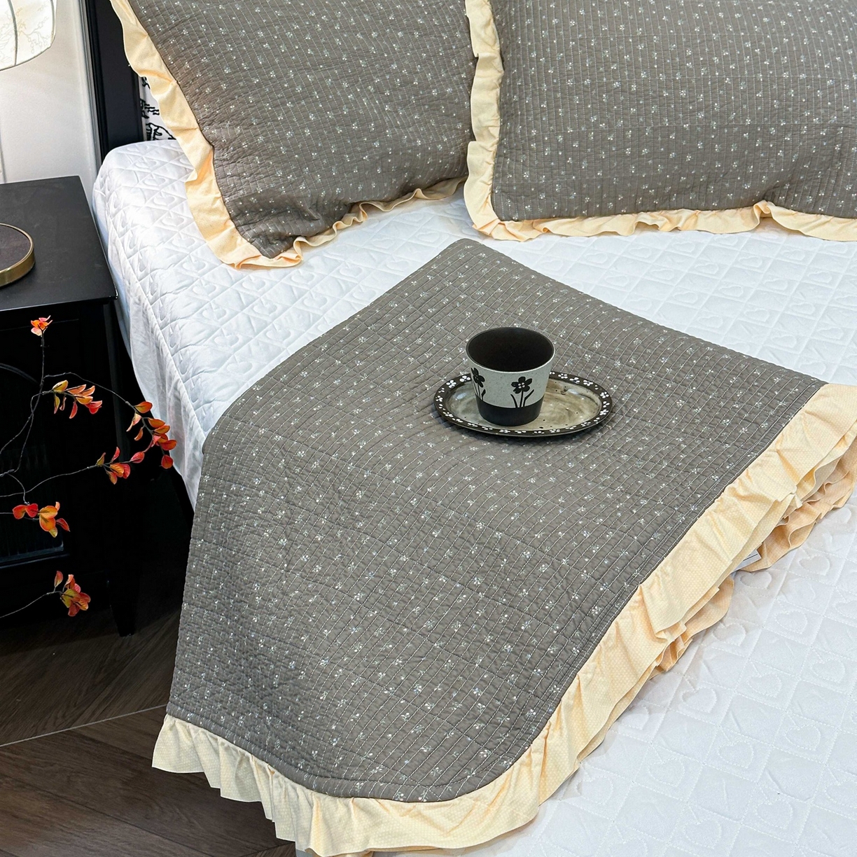 91家纺网 家纺一手货源 找家纺 床盖工厂店 2026新款小花边双面全棉填充棉花床盖三件套 简花影（咖）