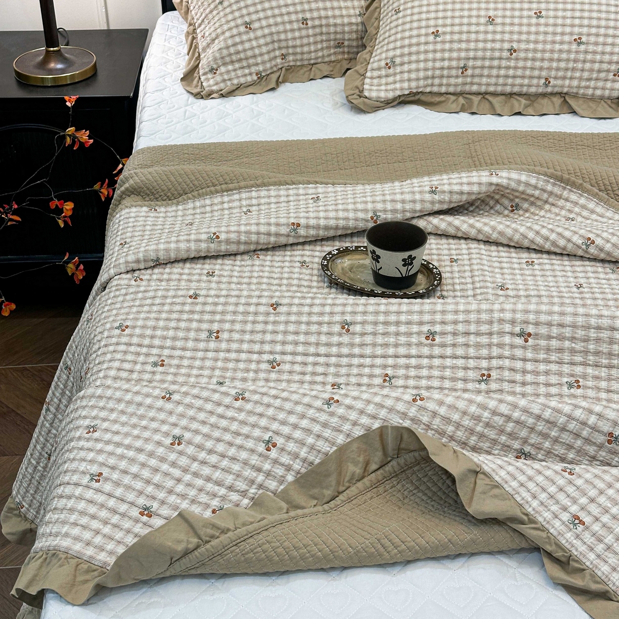 91家纺网 家纺一手货源 找家纺 床盖工厂店 2026新款小花边双面全棉填充棉花床盖三件套 纽约樱桃（咖）