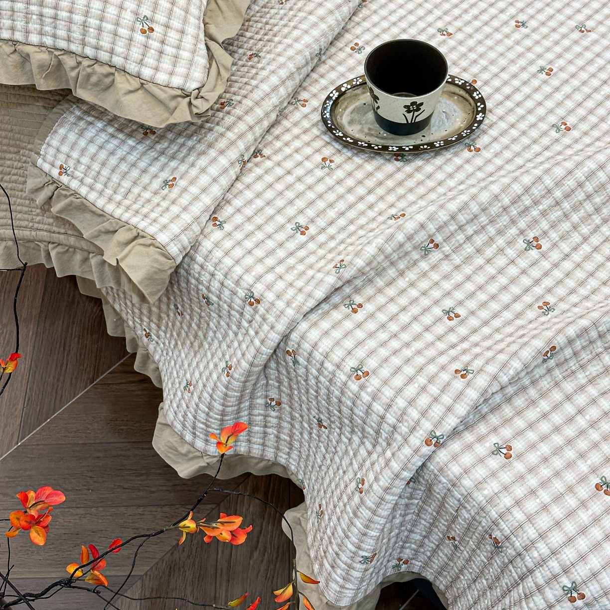 91家纺网 家纺一手货源 找家纺 床盖工厂店 2026新款小花边双面全棉填充棉花床盖三件套 纽约樱桃（咖）