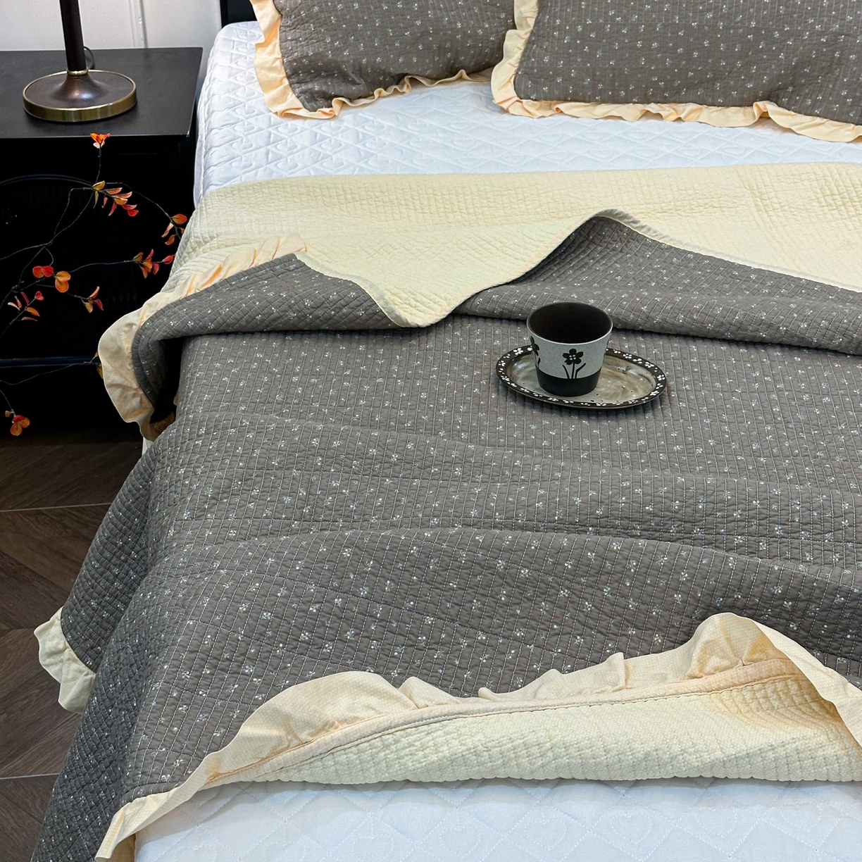 91家纺网 家纺一手货源 找家纺 床盖工厂店 2026新款小花边双面全棉填充棉花床盖三件套 简花影（咖）