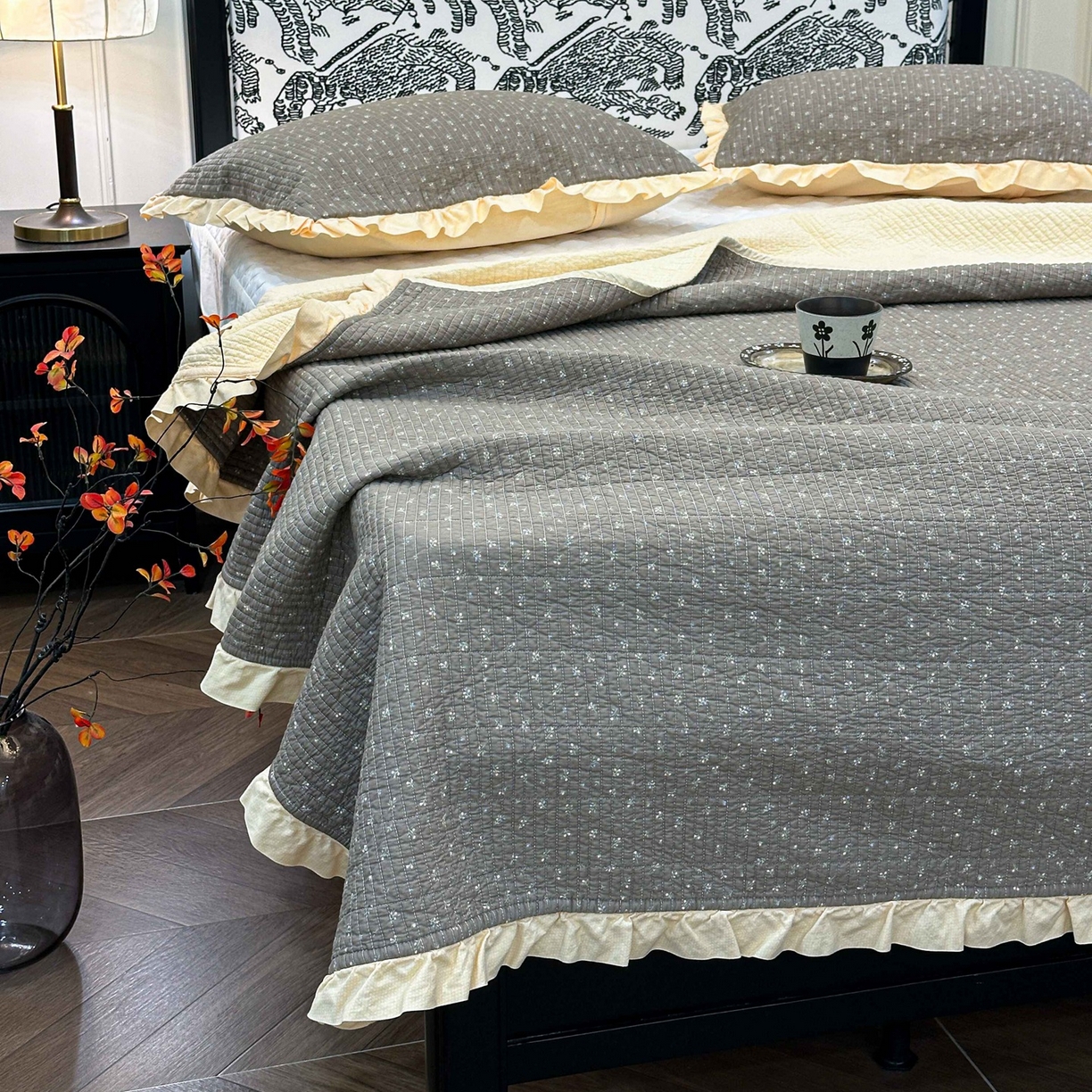 91家纺网 家纺一手货源 找家纺 床盖工厂店 2026新款小花边双面全棉填充棉花床盖三件套 简花影（咖）