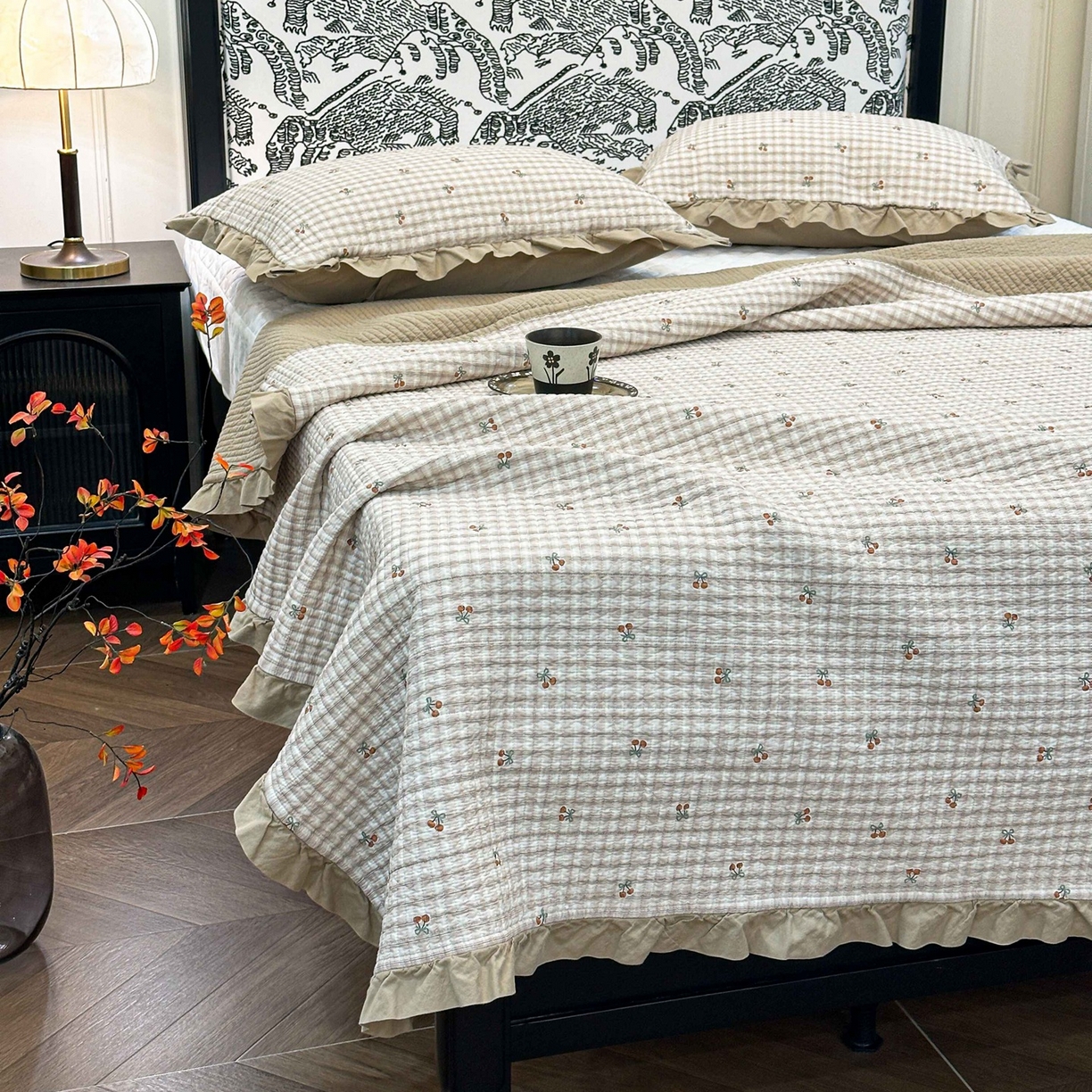 91家纺网 家纺一手货源 找家纺 床盖工厂店 2026新款小花边双面全棉填充棉花床盖三件套 纽约樱桃（咖）