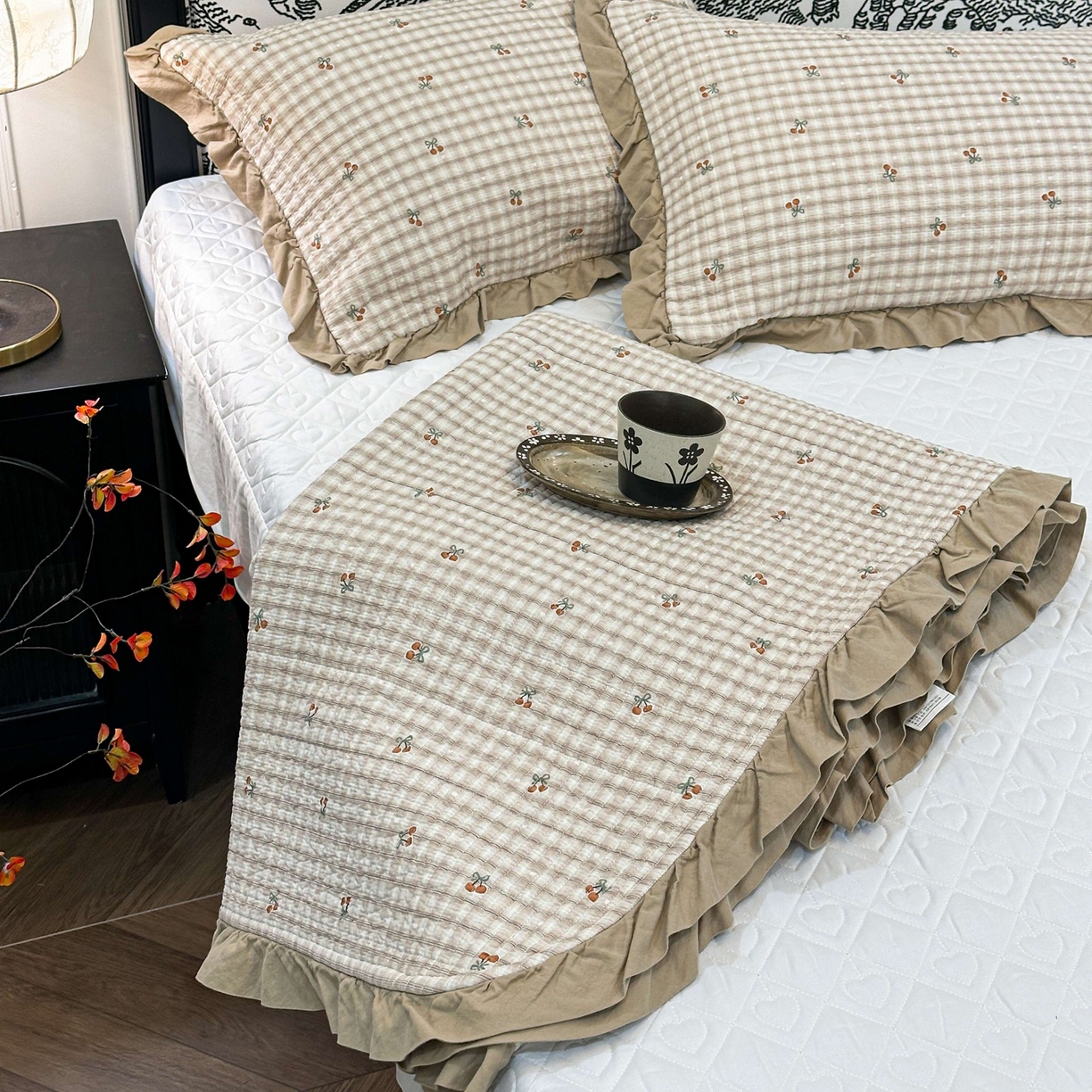 91家纺网 家纺一手货源 找家纺 床盖工厂店 2026新款小花边双面全棉填充棉花床盖三件套 纽约樱桃（咖）