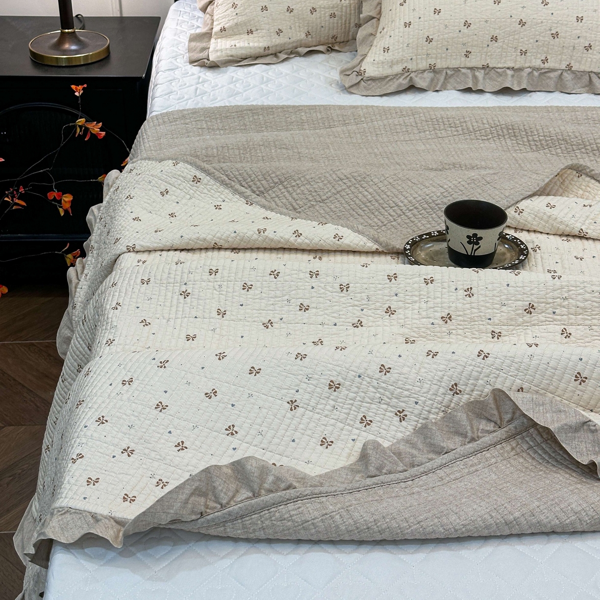 91家纺网 家纺一手货源 找家纺 床盖工厂店 2026新款小花边双面全棉填充棉花床盖三件套 曼城蝴蝶