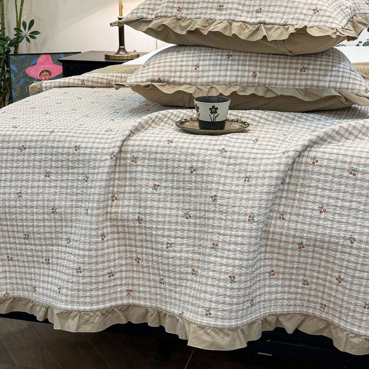 91家纺网 家纺一手货源 找家纺 床盖工厂店 2026新款小花边双面全棉填充棉花床盖三件套 纽约樱桃（咖）