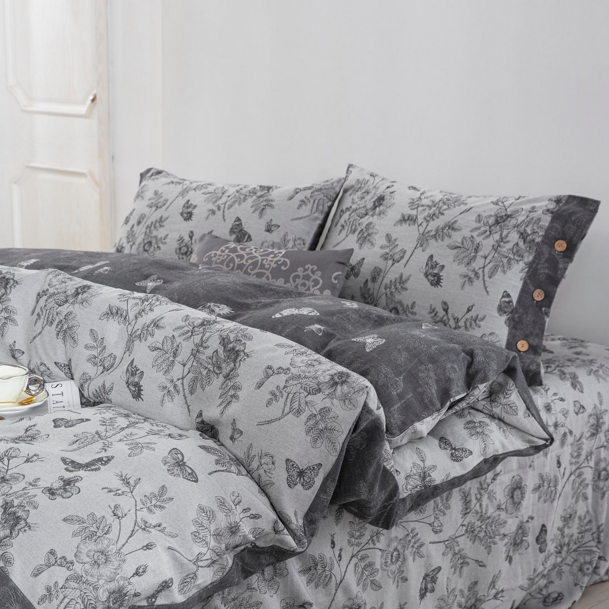 91家纺网 家纺一手货源 找家纺 （总）双层纱家居 2025新款全棉纯棉色织提花纽扣款四件套-羽花蝶