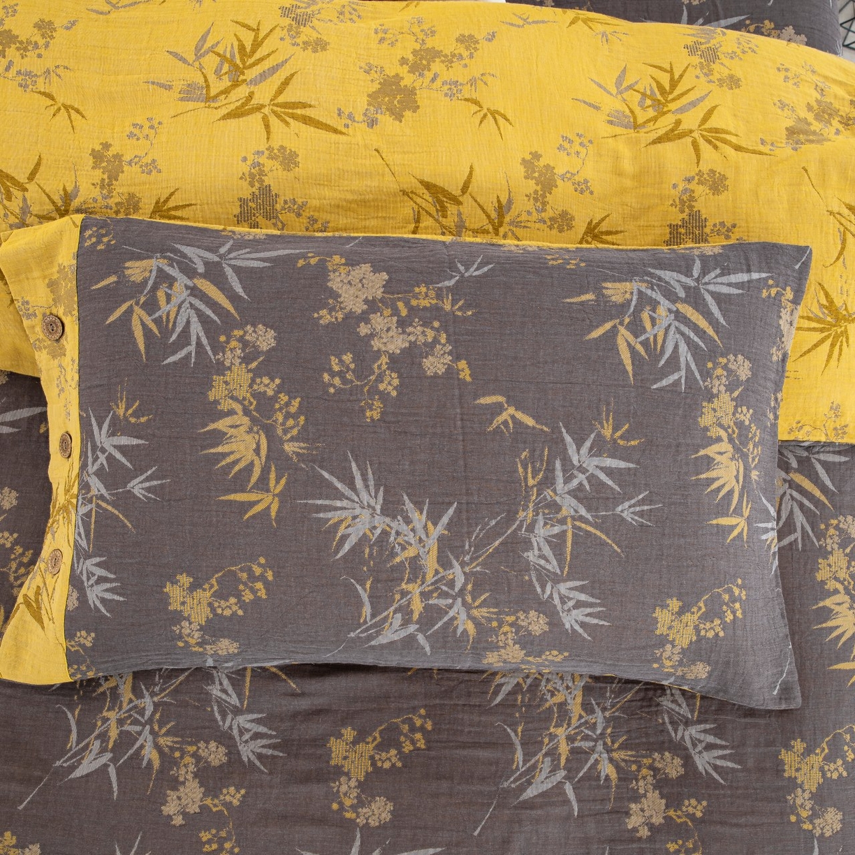 91家纺网 家纺一手货源 找家纺 双层纱家居 2025新款全棉纯棉色织提花纽扣款四件套-竹韵 竹韵-黑金