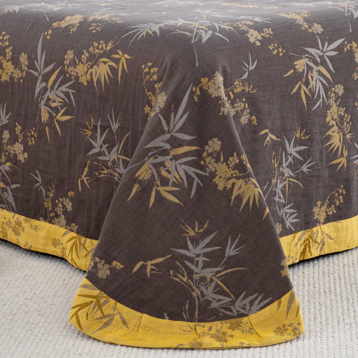 91家纺网 家纺一手货源 找家纺 双层纱家居 2025新款全棉纯棉色织提花纽扣款四件套-竹韵 竹韵-黑金