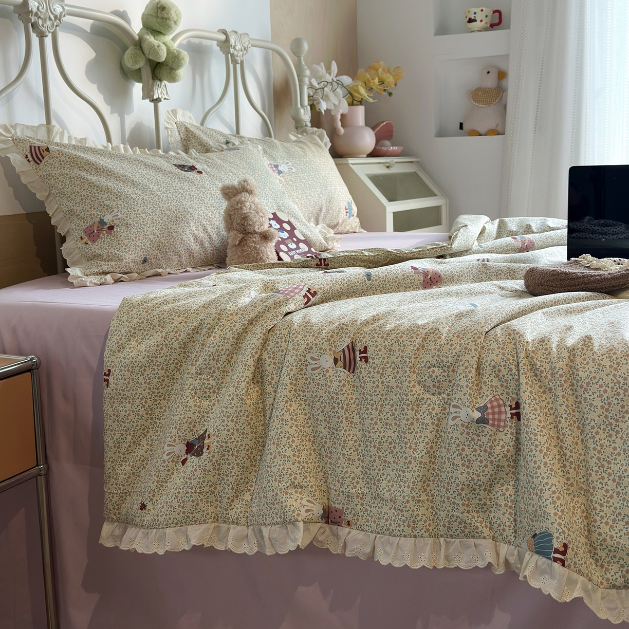 91家纺网 家纺一手货源 找家纺 绫韵家纺 2026新品夏季韩式浪漫小花边空调被夏被薄被子套件系列 百丽兔