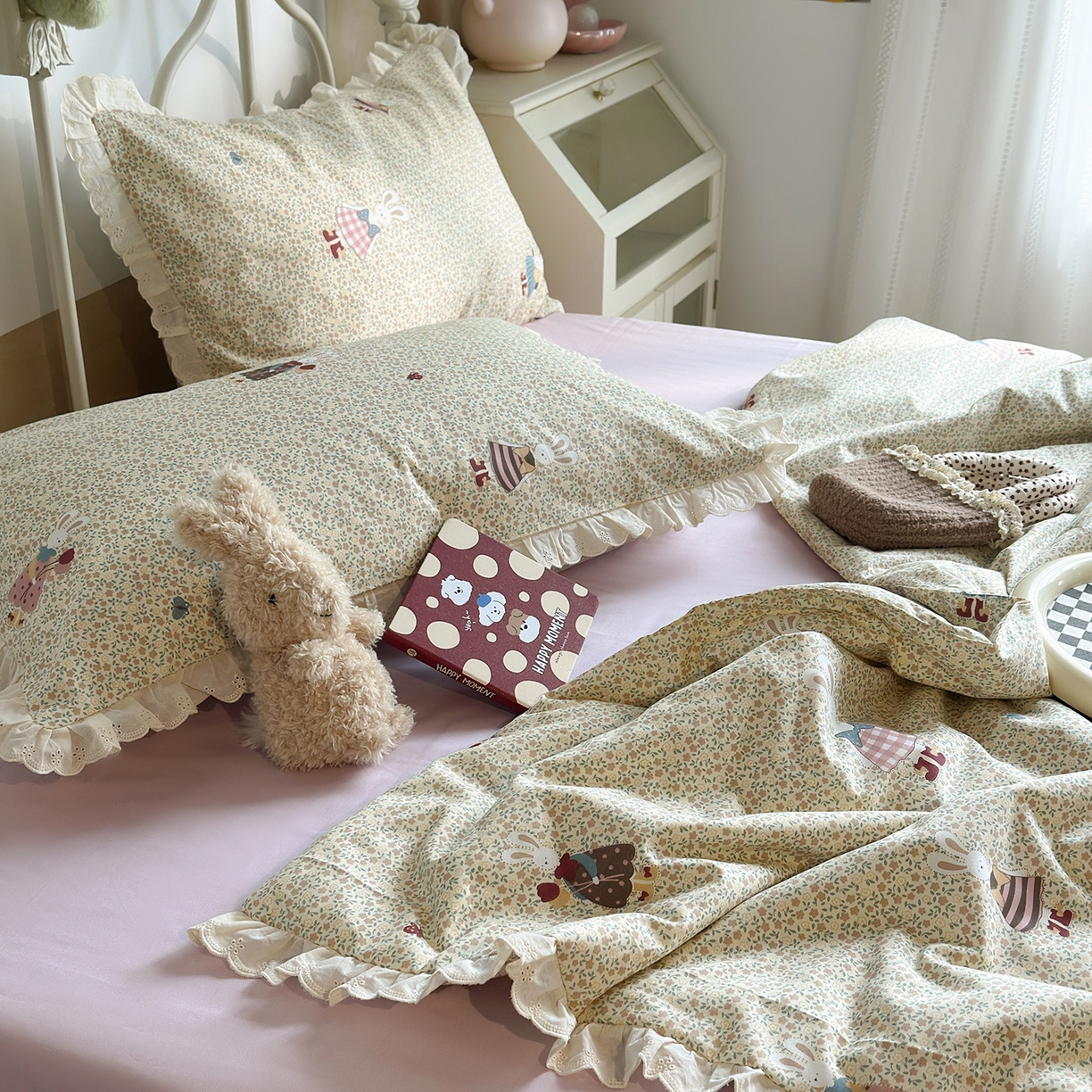 91家纺网 家纺一手货源 找家纺 绫韵家纺 2026新品夏季韩式浪漫小花边空调被夏被薄被子套件系列 百丽兔